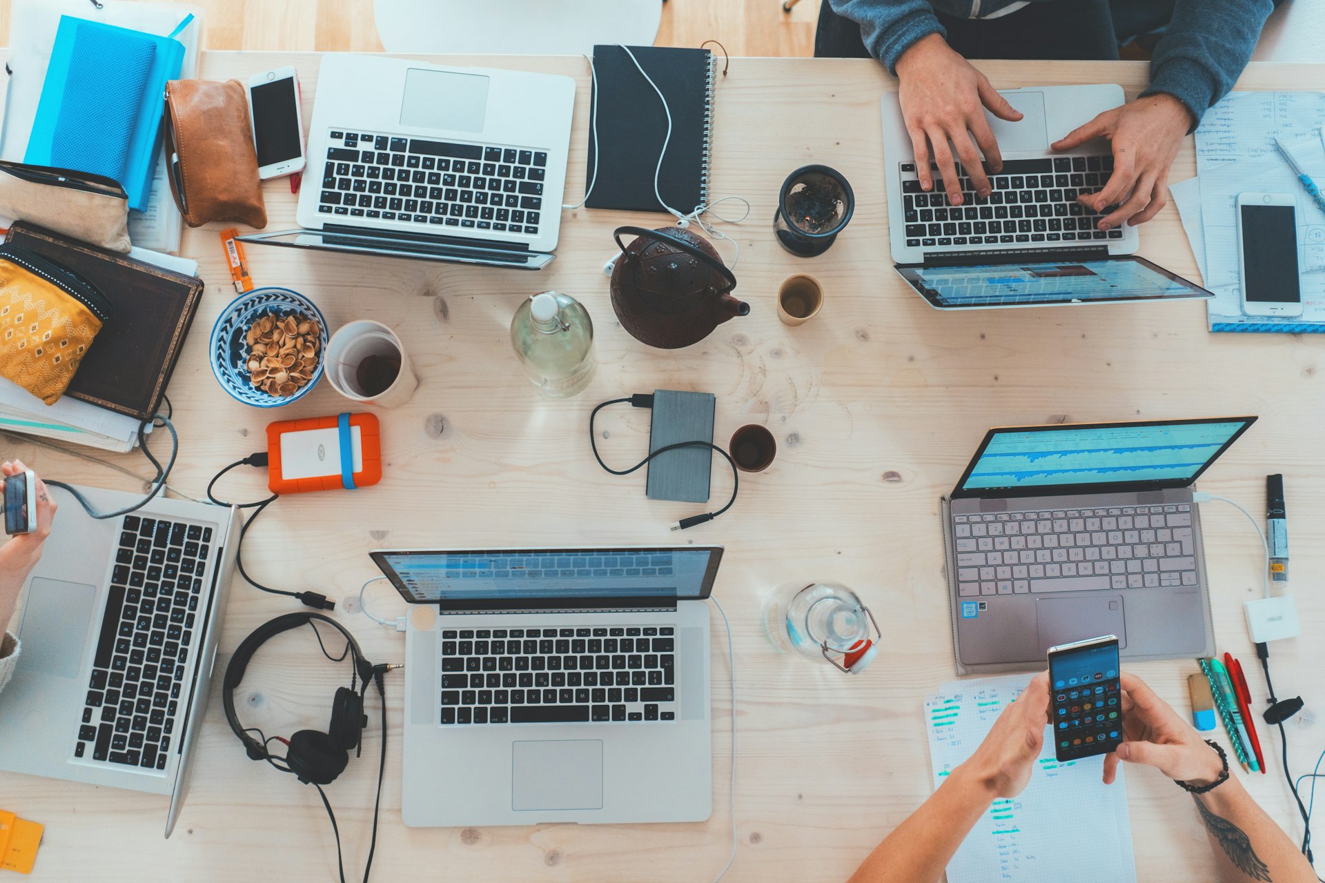 Equip d'Andorsoft treballant en projectes tecnològics
